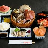 あわび・車エビを豪快に焼いた踊り焼など、新鮮な魚介類をリーズナブルな価格で満喫できるコース。