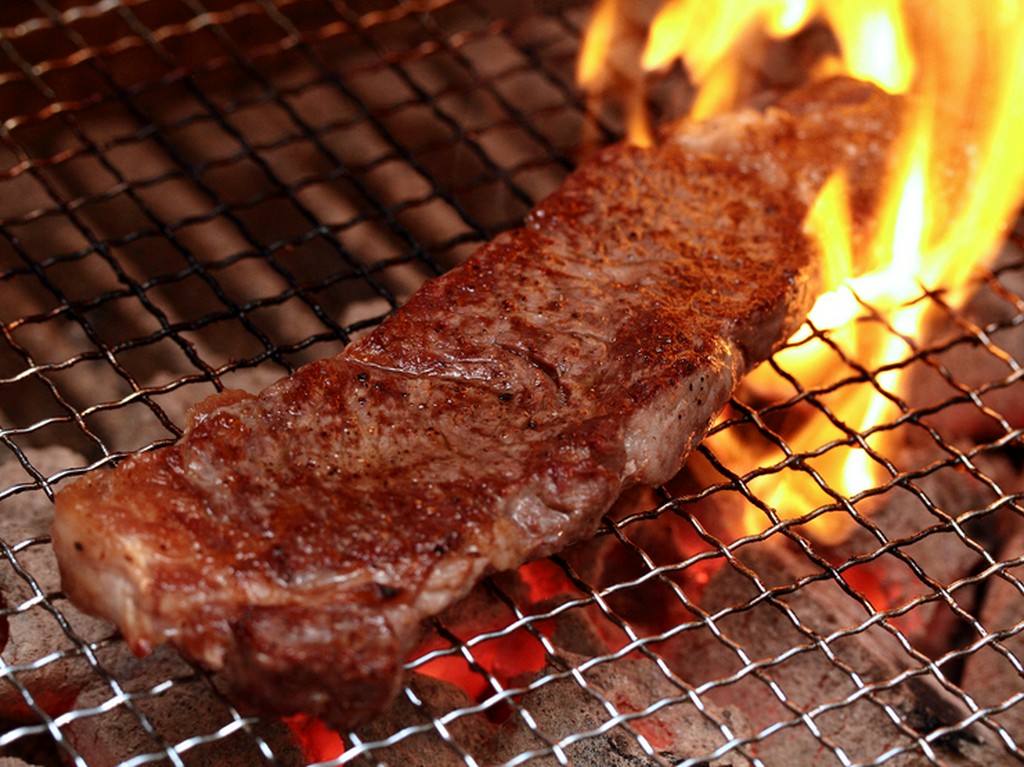 シチリア産の塩を使った炭火焼はワインとの相性抜群！