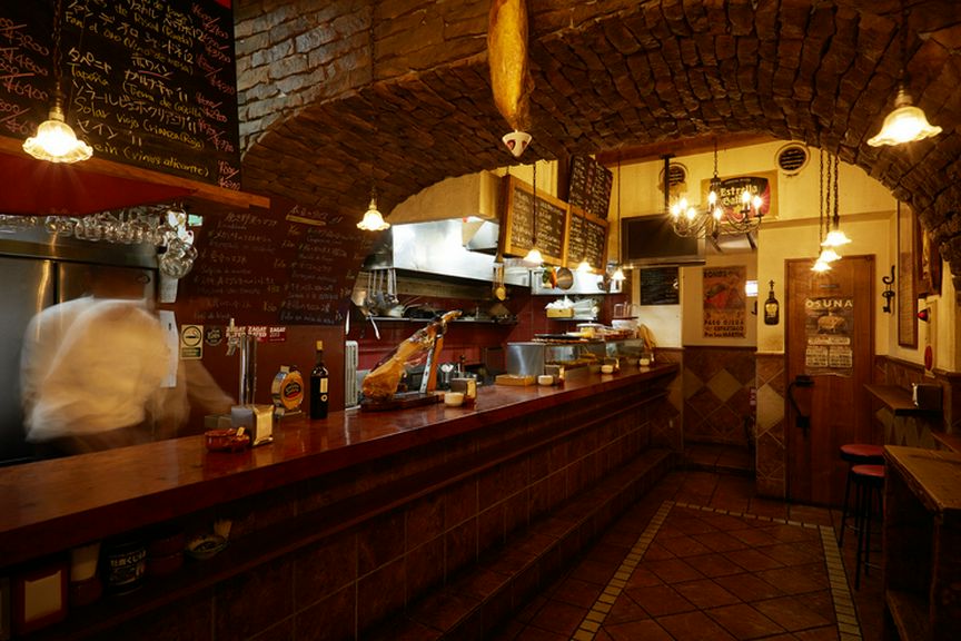 思い思いに楽しめるスタンディングスタイルの店内