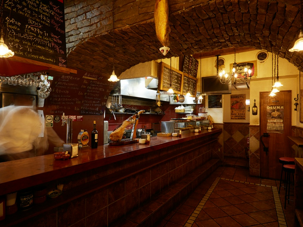 思い思いに楽しめるスタンディングスタイルの店内