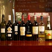 ワインもまたスペイン産がずらり。常時、赤ワイン3、白ワイン3、シェリー3がグラスで味わえるほか、ビールやシードル、ミネラルウォーターもスペインのものを用意しています。リーズナブルなボトルも充実。