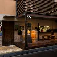 スペインから帰国後、縁があった西麻布の路地に店をオープン。数々の名店がひしめき舌の肥えたゲストが多いこの地で、料理の味も日々進化しています。