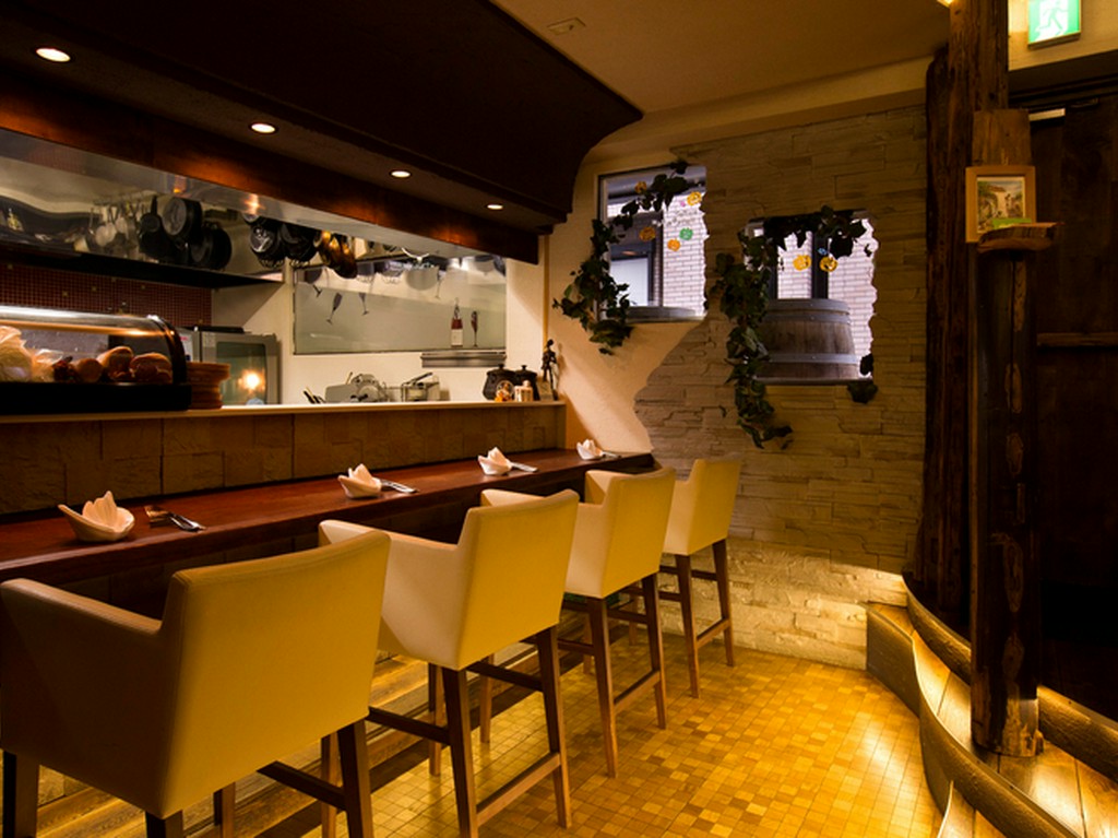 オープンキッチンを臨むカウンター席はお一人様にも人気