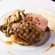 脂の旨みが圧巻の純血種イベリコ豚をシンプルにグリル。パンチのあるマスタードソースとともに