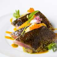 アニスの風味を利かせたソースとサッと炙った秋刀魚が融合。オレンジの酸味がアクセント