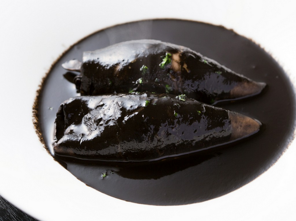 濃厚な磯の香りが際立つ『小イカレジェノの墨煮み』