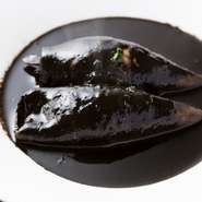 濃厚な旨みをたたえたバスクの伝統料理。なかにイカゲソとマッシュルームを詰めるオリジナルアレンジで