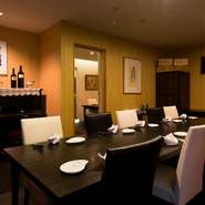 店内最奥に設えられた個室。開放的なダイニングとは趣を異にする重厚な空間です。