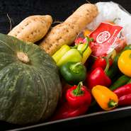 能登・高農園の野菜、身が詰まった山形のマッシュルームなど、国内各地から最高の食材を取り寄せます。