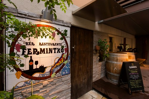 路地でひときわ目を引くポップな看板が目印