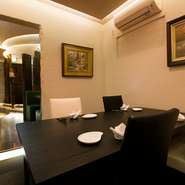 シックな雰囲気の個室。カウンター、テーブル、個室から好みに合わせて使い分けることができます。