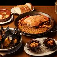 タコやウニを始め、魚介を多用するスペイン料理。全土に様々な郷土料理がありますが、海老のアヒージョや、魚介のパエジャなど、【El Pulpo】では、そうした多彩な味わいを、いろいろと楽しむことができます。