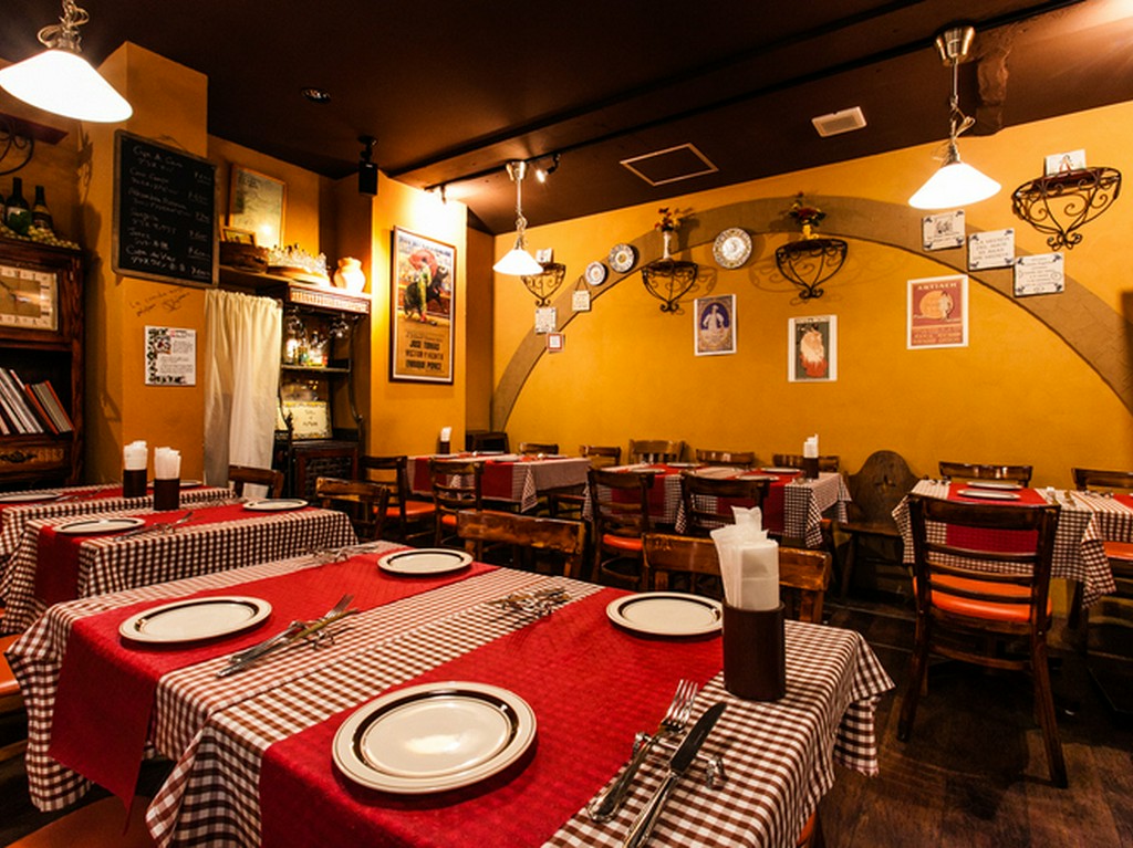 スペインの調度品やアンティークを設えた店内