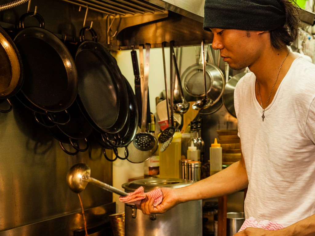 スペイン各地の郷土の味を楽しめる一品料理も豊富