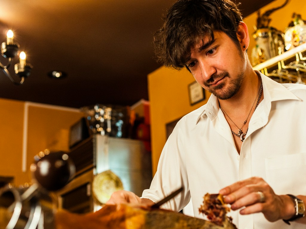 サービスを務めるビクトル・ガルシアさんのスペイン愛も深い