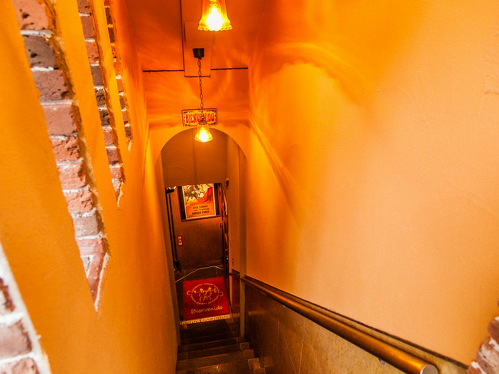 ビルの地下にある隠れ家的なアロセリア