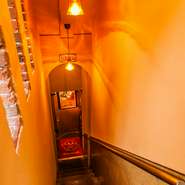 店は八幡通沿いのビルの地下。階段を下りた先には本場スペインのレストランのような空間が待ち受けます。
