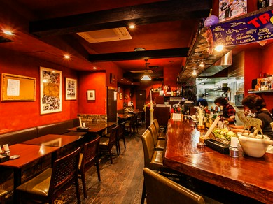 本場のバルを思わせる、洗練されたインテリア