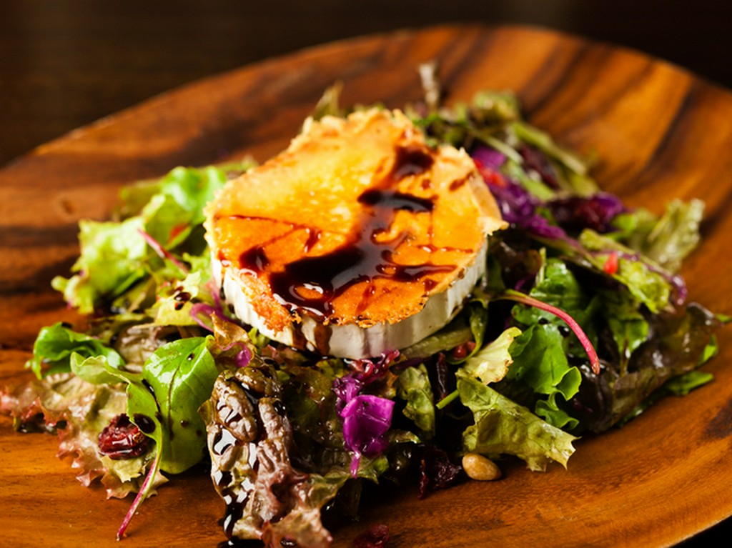 濃厚な旨みのチーズを香ばしく焼いた『ヤギチーズのサラダ』