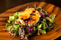 濃厚な旨みのチーズを香ばしく焼いた『ヤギチーズのサラダ』