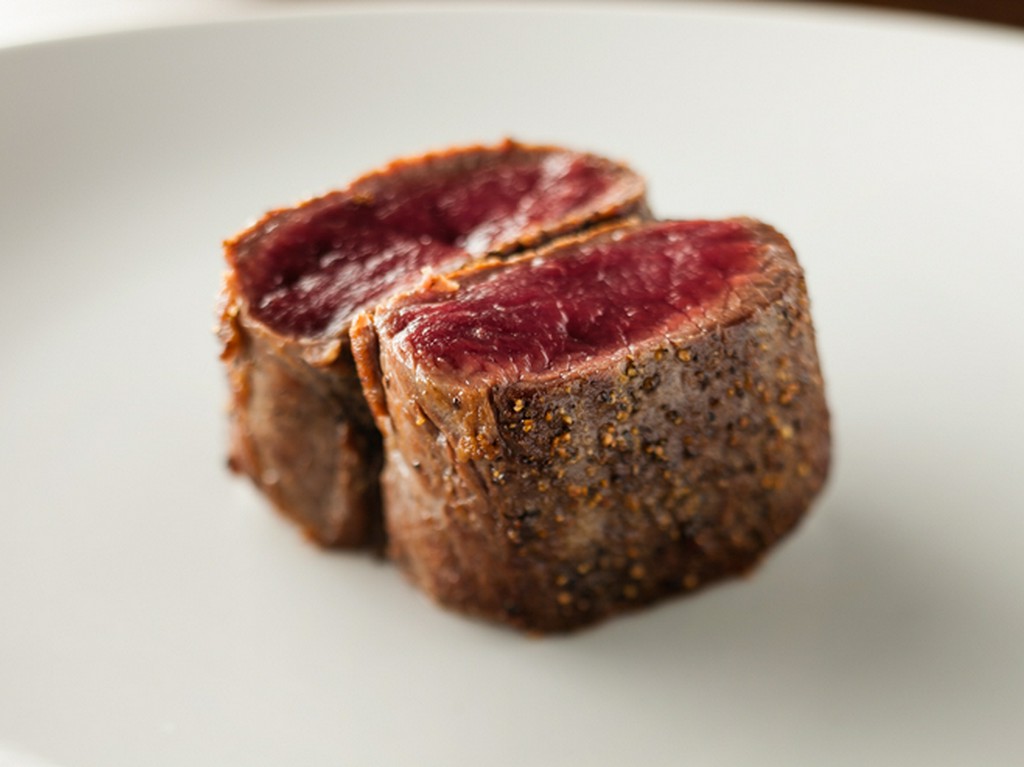 シンプルに肉の旨みを堪能する『エゾ鹿のソテー』