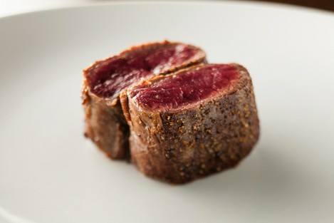 シンプルに肉の旨みを堪能する『エゾ鹿のソテー』