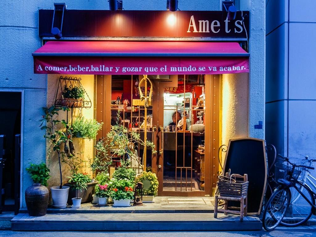 路地裏に佇む隠れ家のような店