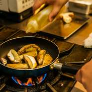 火入れのタイミングや調味料のバランス、味を左右するオイルのチョイスまで、細やかな技が隠れています。