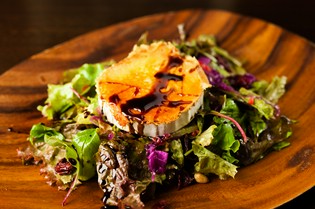 濃厚なチーズをベリーの酸味が引き立てる『ヤギチーズのサラダ』