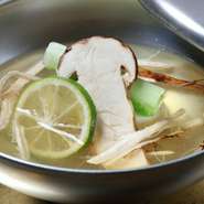 品書きは、昼夜とも会席コースの一本で勝負。月替わりで、仕入れによって手心を加えます。夜は先付けから甘味まで10品。なかでも、板長が情熱をかける『お椀』は、黄金色の出汁が逸品です。