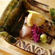 自身も4歳から釣りを楽しんでおり、お魚が大好きな板長。程よく熟成させた魚のやわらかな身が、醤油ムースと絶妙に調和します。