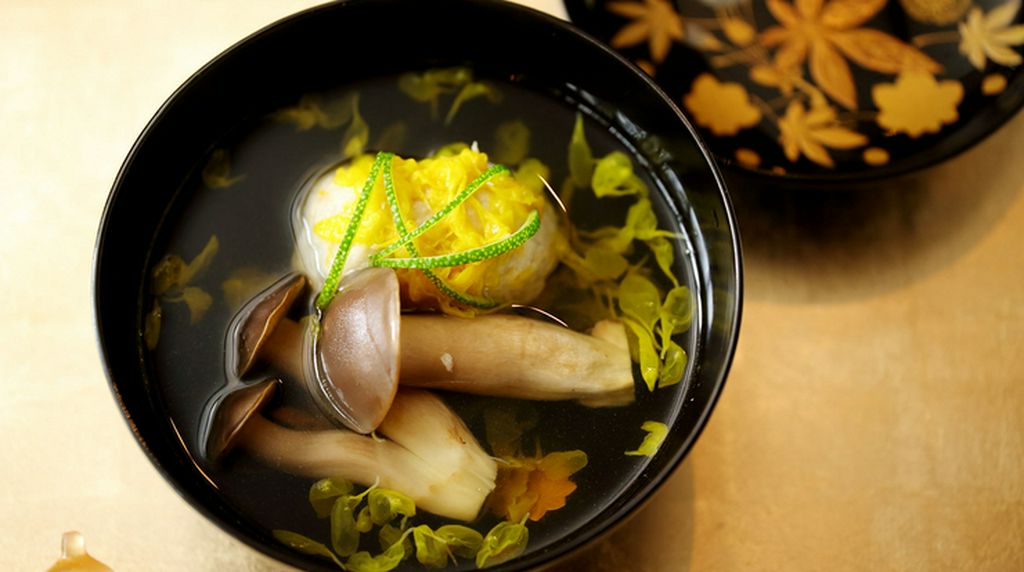 噛むほどに味わい深い『宍粟牛とウニのお寿司』
