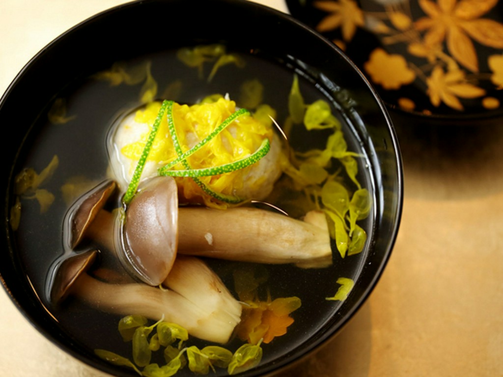 噛むほどに味わい深い『宍粟牛とウニのお寿司』