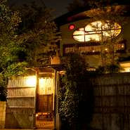 白金台の住宅街にある竹に囲まれた和風の一軒家。なかなか見つけ出せない場所に佇む、まさに隠れ家の名にふさわしい料理店です。暖簾をくぐると、そこには京都を感じさせるくつろぎの空間が広がっています。