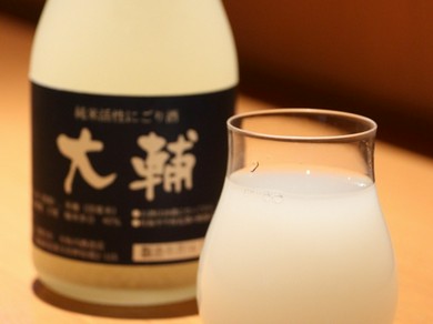 全国を巡って厳選、飲み頃にこだわった日本酒も種類豊富