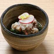 寒い季節に人気のメニュー。煮物にした京芋を揚げ出しにして、蟹の餡をかけた一品。