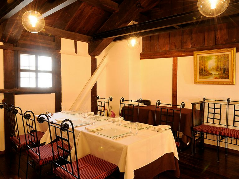 明り取りの窓からやさしい光が差し込む、2階スペース