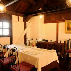 明り取りの窓からやさしい光が差し込む、2階スペース