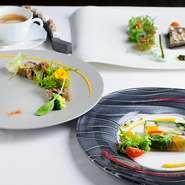 中でも、和のテイストを加えたやさしい味わいの『農園野菜のテリーヌ』はシェフのスペシャリテ。地元生産者から届く旬のお野菜をふんだんに使っています。絶妙なバランスの盛り付けは、絵画のような美しさです。