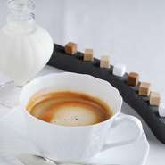 食後に供されるコーヒー。グラデーションをつけて並んだシュガーが楽しい、遊び心のあるアレンジです。シュガーが置かれているのは、瓦をスライスして器にしたもの。土蔵にちなんで、瓦を器として使っているそう。