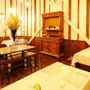 店内はやわらかい照明に照らされ、漆喰と自然な木の色が温かい雰囲気を感じさせてくれます。記念日のデートや、大切な人とゆったりした時間を過ごしたい時に、ぜひ利用したいお店です。