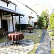 道路に面した蔵の横、石段を登りアプローチを進むと、白壁の蔵が見えてきます。ここがレストランの入り口。近づくほどにお料理への期待感が高まります。夜はライトアップされまた違った表情になる素敵なお店です。