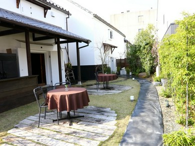 期待感が高まる。白壁の土蔵の重厚な扉がレストランへの入り口