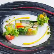 和風だしで炊いた旬のお野菜は、まろやかで深い味わい。個性を競いながら素敵なハーモニーを奏でます。