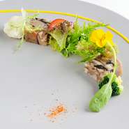 フォンドボーベースの味付け。香りも歯触りも違うフランス産と国産の茸の、濃厚な旨みを味わえます。