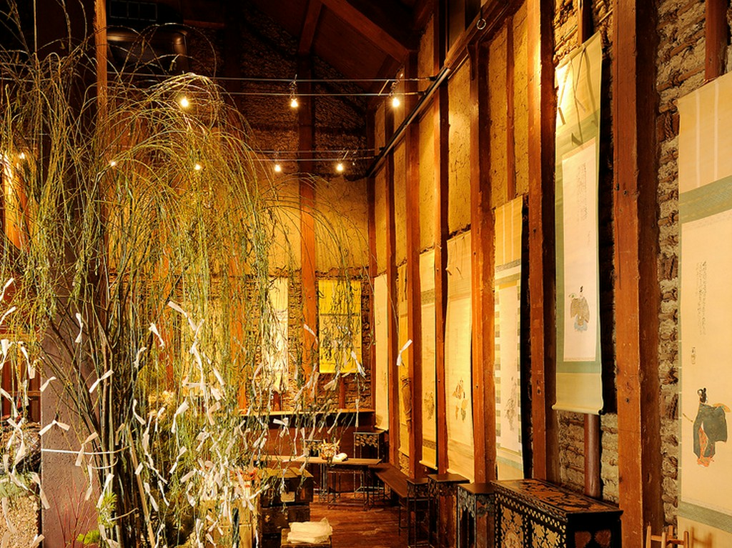 企画イベントやパーティースペースとして使われる黒い壁の土蔵