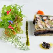 毎日出勤前に市場に寄り、自分の目で確かめて食材を選んでいます。旬のナスを焼きナスにしてサンマを包みました。しっとりとやわらかく、まろやかな口当たりです。ブラックオリーブのソースをアクセントにしました。