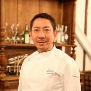 出来る限り厨房から出て、お客様とお話しするようにしています。お客様の声を直接聞くことは自分の糧になりますから。また、お礼も兼ねて必ずお見送りします。来てよかったと感じてもらえることを大切にしています。