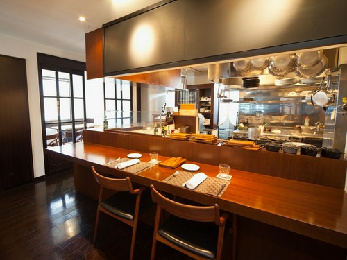 ライブ感溢れるカウンターは、まさにシェフズテーブル