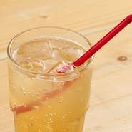 “ピッツァにはビール”と言いたいけれど、車の方にはそれに代わる飲み物を…と作られた甘さ控えめの特製ドリンク。お料理とドリンクの相性にも、とことんこだわっています。ワインやビールのセレクションにも注目！